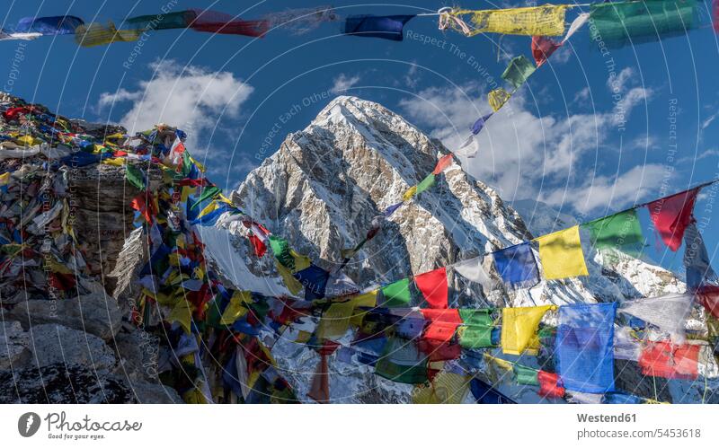 Nepal, Himalaya, Khumbu, Everest-Region, Gebetsfahnen und Pumori Himmel Natur Außenaufnahme draußen im Freien Wimpel Fahnentuch imposant beeindruckend Gipfel
