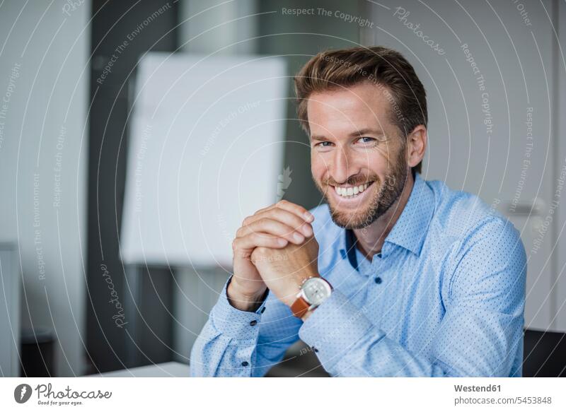 Porträt eines lachenden Geschäftsmannes im Büro Businessmann Businessmänner Geschäftsmänner Portrait Porträts Portraits Geschäftsleute Geschäftspersonen