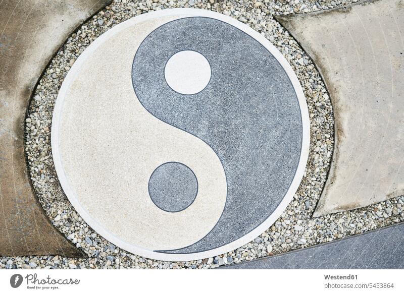 Yin-Yang-Symbol auf dem Boden thailändisch Stein Steine Thailand Königreich Thailand Symbolbild Symbolik Chinesisch Yin Yang Symbol Yin und Yang steinern