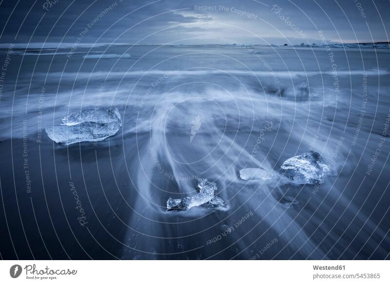 Island, Jokulsarlon, Gletschereis am Strand zur blauen Stunde Bewegung sich bewegen Jökulsarlon Langzeitbelichtung Lagune Lagunen kalt Kälte Natur Seeufer Welle