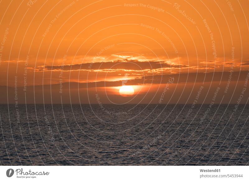 Spanien, malerischer Sonnenuntergang am Meer Schönheit der Natur Schoenheit der Natur Abendstimmung Ruhe Beschaulichkeit ruhig Abendlicht abendliches Licht