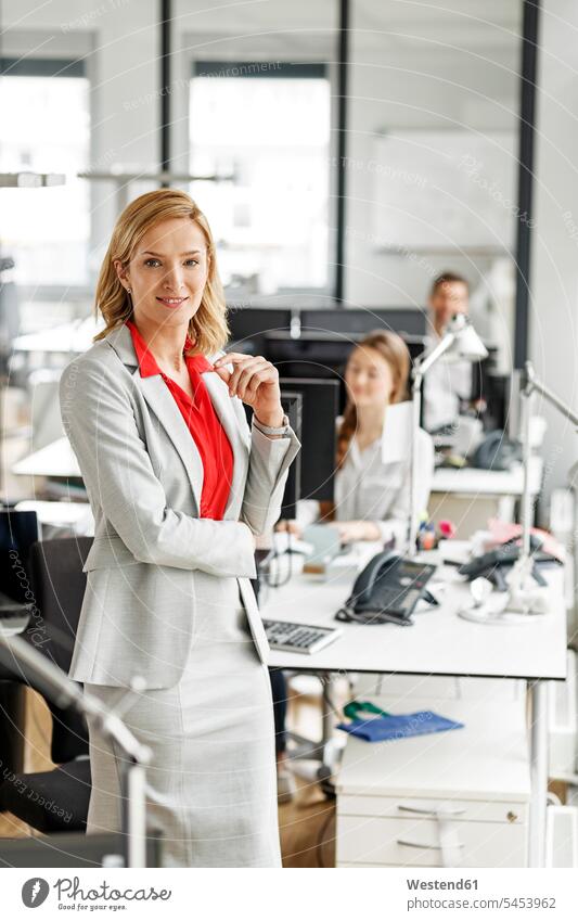 Porträt einer lächelnden Geschäftsfrau im Amt Büro Office Büros Geschäftsfrauen Businesswomen Businessfrauen Businesswoman Arbeitsplatz Arbeitsstätte