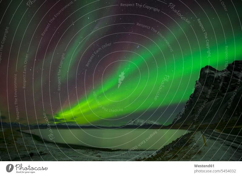 Island, Landschaft mit Aurora Borealis Schönheit der Natur Schoenheit der Natur leuchtend strahlend hell Dunkelheit Berg Berge Außenaufnahme draußen im Freien
