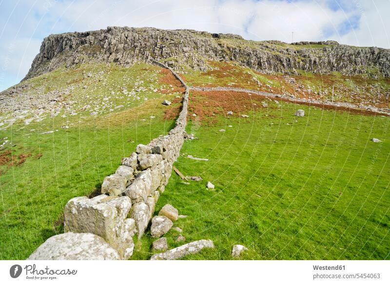 UK, Schottland, Isle of Skye, Neist Point, Trockenmauer Niemand Begrenzung begrenzt Abtrennung Trockenmauerwerk Klaubsteinmauer Natur Gras ländliches Motiv
