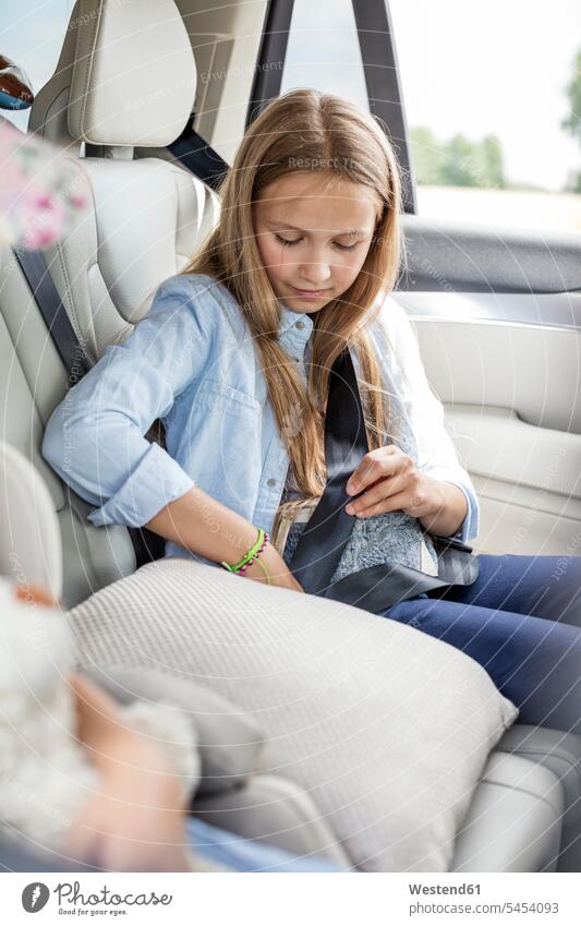 glücklich Mädchen im ein Kind Auto Sitz tragen ein Sicherheitsgurt