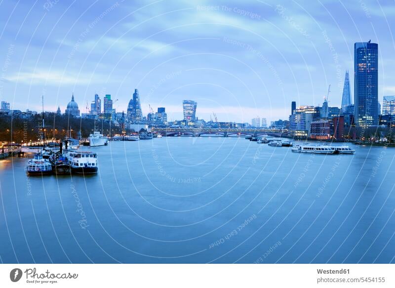 Großbritannien, London, Skyline mit der Themse im Morgengrauen Stimmung stimmungsvoll Aussicht Ausblick Ansicht Überblick bewölkt Bewölkung Wolke bedeckt Wolken