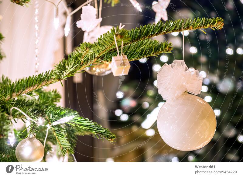 Tannenzweig mit weißem Weihnachtsschmuck Dekoration dekorieren Dekorationen Fokus Auf Den Vordergrund Fokus Auf Dem Vordergrund Weihnachtsdekoration