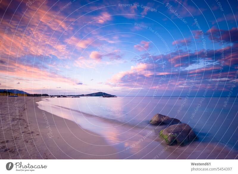 Italien, Sardinien, romantischer Strand bei Sonnenuntergang Idylle Idyllisch Fernweh Reiselust Schönheit der Natur Schoenheit der Natur Textfreiraum