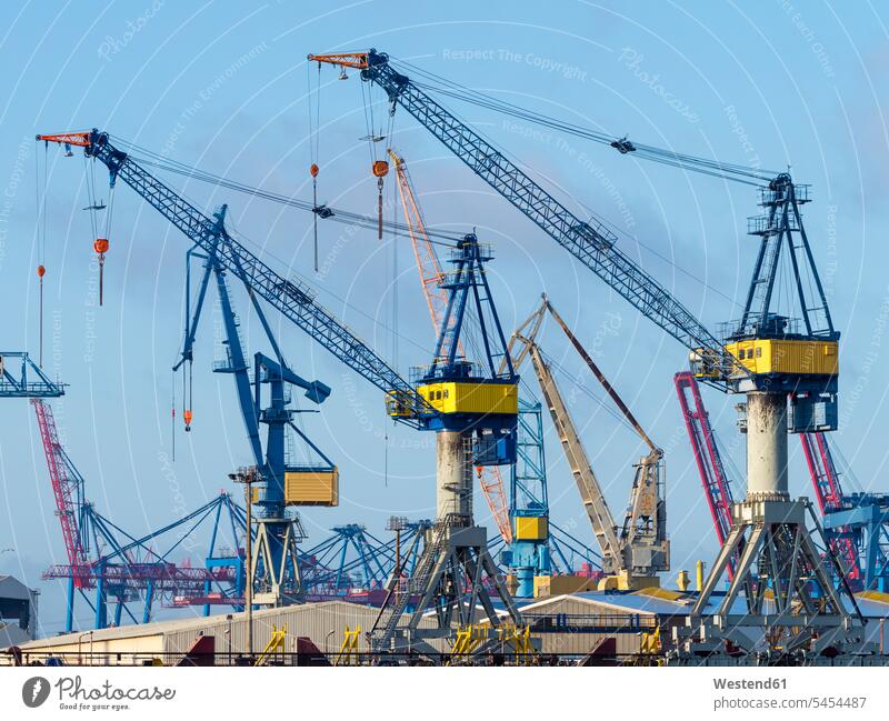 Deutschland, Hamburg, Kräne im Hafen Niemand Außenaufnahme draußen im Freien Reiseziel Reiseziele Urlaubsziel Tag am Tag Tageslichtaufnahme tagsueber