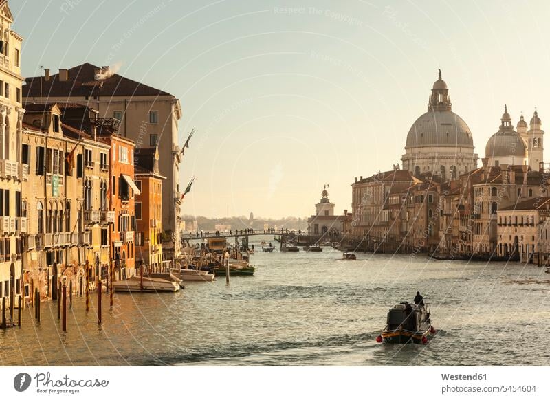 Italien, Venetien, Venedig, Canal Grande am Vormittag Aussicht Ausblick Ansicht Überblick Außenaufnahme draußen im Freien Architektur Baukunst Menschen