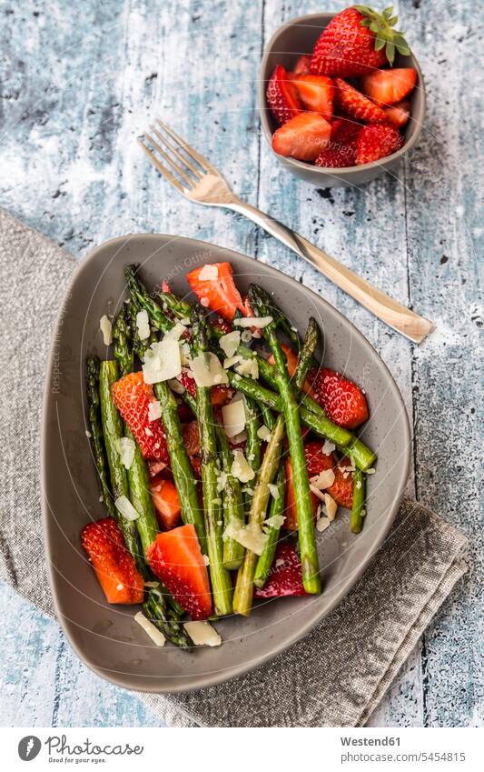 Salat aus grünem Spargel, Erdbeeren und Parmesan Food and Drink Lebensmittel Essen und Trinken Nahrungsmittel hölzern Salate vitaminreich servierfertig