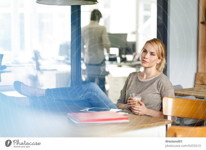Frau macht Kaffeepause im Büro weiblich Frauen sitzen sitzend sitzt Office Büros Erwachsener erwachsen Mensch Menschen Leute People Personen Arbeitsplatz