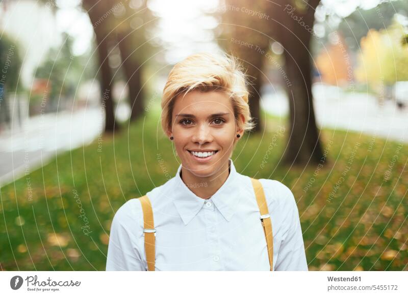 Porträt eines Mädchens in einem Park, lächelnd blond blonde Haare blondes Haar Teenagerin junges Mädchen Teenagerinnen weiblich junge Frau glücklich Glück