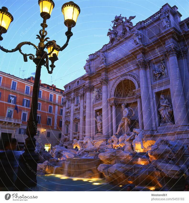 Italien, Rom, beleuchteter Trevi-Brunnen am Abend Beleuchtung Touristenattraktion Touristenattraktionen Hauptstadt Hauptstaedte Hauptstädte Brunnenfigur