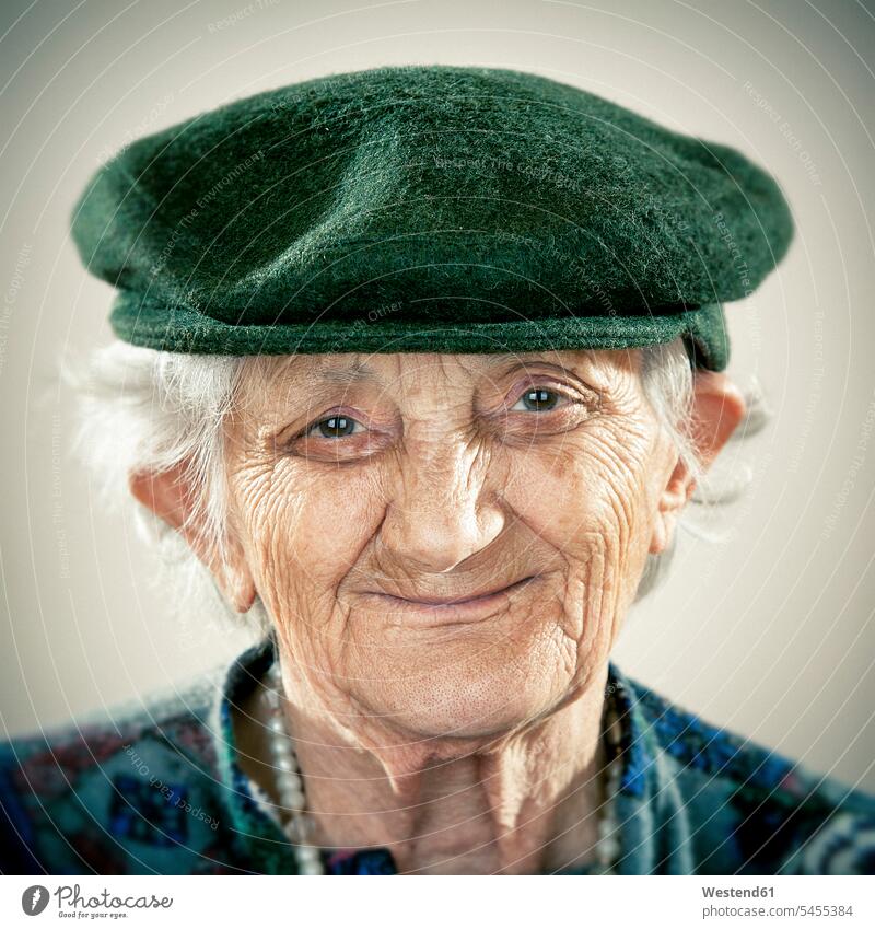 Bildnis einer älteren Dame mit Mütze ungestellt natürlich lächeln Portrait Porträts Portraits alt alte altes alter Seniorin Seniorinnen Senioren Frau weiblich