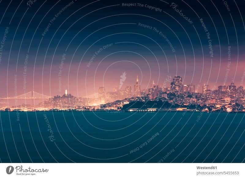 USA, Kalifornien, San Francisco, Skyline beleuchtet Beleuchtung Aussicht Ausblick Ansicht Überblick Gebäude Außenaufnahme draußen im Freien Großstadt Metropolen