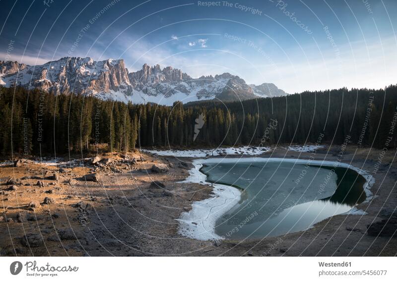 Italien, Südtirol, Dolomiten, Karersee und Latemar-Gruppe kalt Kälte Landschaftsaufnahme Landschaftsfotografie Baum Bäume Baeume Berglandschaft Berglandschaften