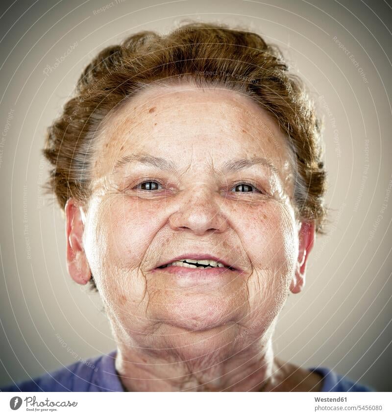 Porträt einer älteren Dame ungestellt natürlich lächeln Portrait Porträts Portraits alt alte altes alter Seniorin Seniorinnen Senioren Frau weiblich Frauen