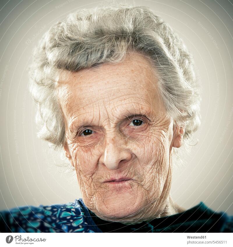 Porträt einer älteren Dame Seniorin Seniorinnen alt lächeln verschmitzt Verschmitztheit schelmisch ungestellt natürlich alte altes alter Portrait Porträts