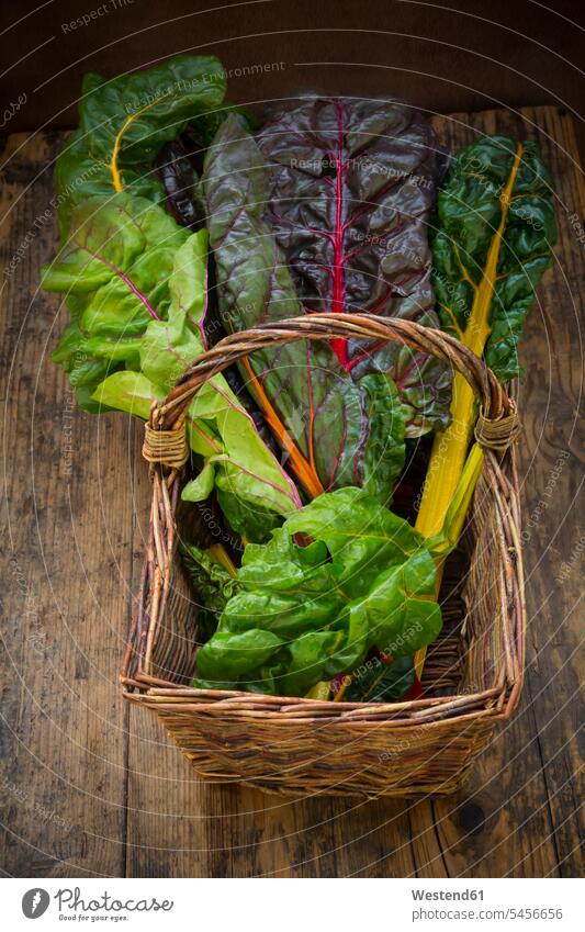 Bio-Mangold im Korb bio biologisch organisch Niemand geerntet Salatblatt Salatblaetter Salatblätter Weidenkorb Weidenkörbe Weidenkoerbe verschiedenfarbig