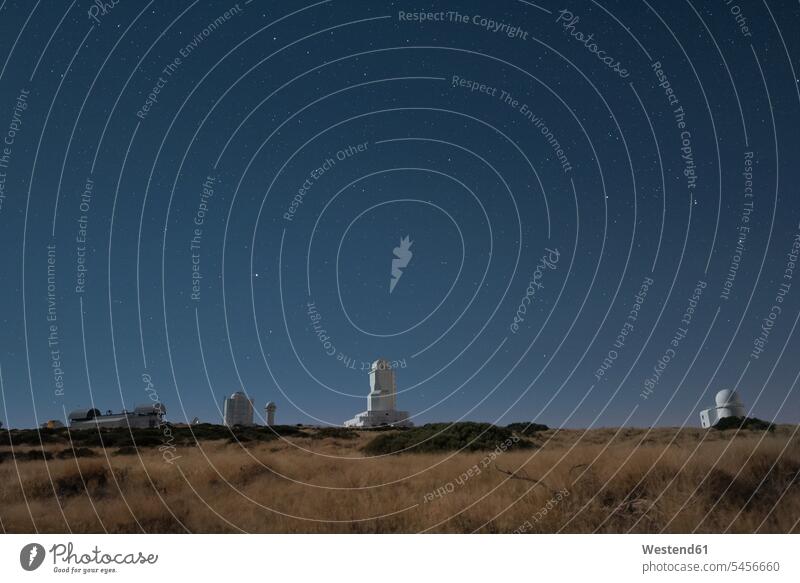 Spanien, Teneriffa, Teide-Observatorium bei Nacht Stimmung stimmungsvoll wolkenlos ohne Wolken Textfreiraum Astronomie Himmelskunde Sternkunde Reiseziel
