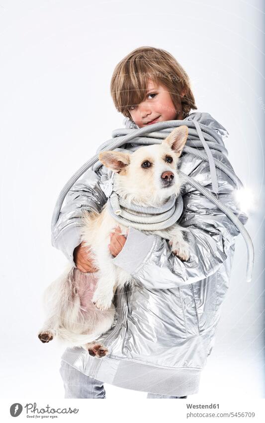 Bildnis eines Jungen in Maskenkostüm mit Hund Buben Knabe Knaben männlich Kostüm Maskenkostüme Verkleidung Kostüme Verkleidungen spielen halten Hunde Kind