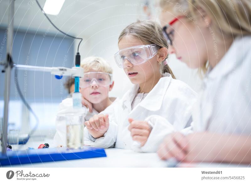 Schülerinnen und Schüler experimentieren im naturwissenschaftlichen Unterricht zusehen zusehend Schule Schulen Experiment Naturwissenschaftskurs schauen