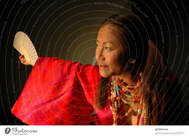 kettenreaktion Thai Asien Frau Fächer Strümpfe jauchzen Zopf schwarz rot mehrfarbig Kimono Fröhlichkeit kindlich Lust chinesische Kampfkunst Sommer Satin Seide