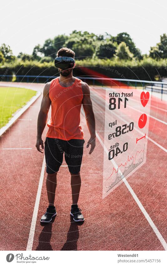 Sportler auf Tartanbahn mit VR-Brille umgeben von Daten 3D Brille 3D-Brille virtuell Virtualität Leichtathlet Athleten Leichtathlethen dreidimensional 3-D 3-d