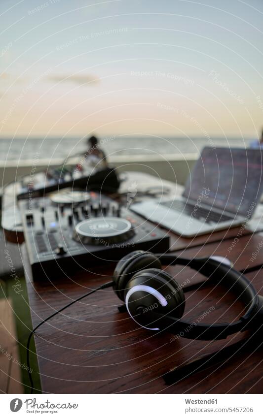 Kopfhörer auf dem Tisch vor dem Mischpult liegend Personen zufällige Fokus Auf Dem Vordergrund Travel Urlaub Technik Technologien Republik Mosambik außen
