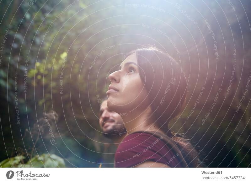 Spanien, Kanarische Inseln, La Palma, Wanderin mit Freund im Wald beim Aufblick Wanderer Wanderinnen Frau weiblich Frauen Forst Wälder wandern Wanderung