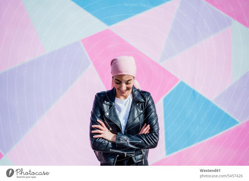 Bildnis einer Frau mit rosa Kopftuch, hat Krebs Kopftücher freuen Glück glücklich sein glücklichsein zufrieden pinkfarben rosafarben stehend steht Muße