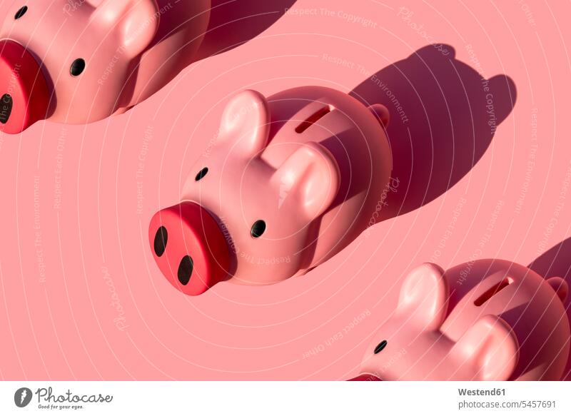 Studioaufnahme von drei Sparschweinen pastellfarben rosa Hintergrund farbiger Hintergrund Tierdarstellung Ersparnisse Erspartes Rücklagen sparen Haushaltskosten
