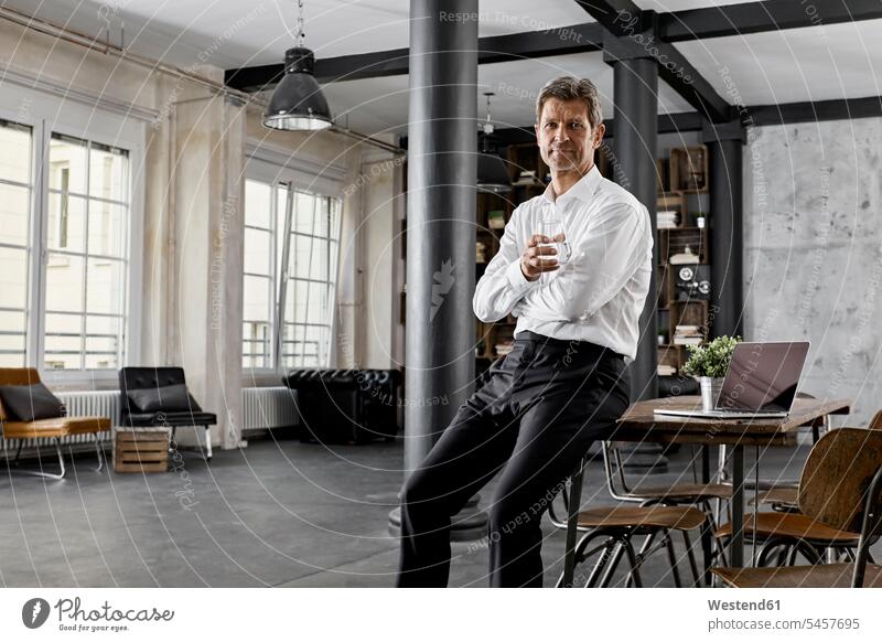 Porträt eines reifen Geschäftsmannes im Loft-Büro Office Büros Portrait Porträts Portraits Businessmann Businessmänner Geschäftsmänner Lofts Arbeitsplatz