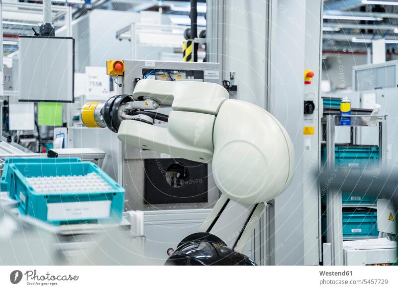 Arm eines Montageroboters in einer modernen Fabrik, Stuttgart, Deutschland Innenaufnahme Innenaufnahmen innen drinnen Fließband Fließbandfertigung