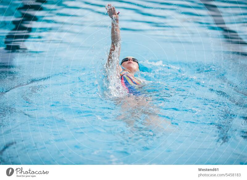 Junge Frau schwimmt im Schwimmbad, Rückenschwimmen Badeanzug Badeanzuege Badeanzüge Rückenschwimmerin Rueckenschwimmerinnen Rückenschwimmerinnen Schwimmerin