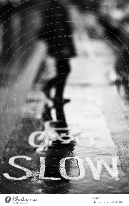 SLOW [1] Mensch London England Großbritannien Stadt Stadtzentrum Verkehr Fußgänger Straße Wege & Pfade Fahrradweg gehen Bewegung langsam Schwarzweißfoto