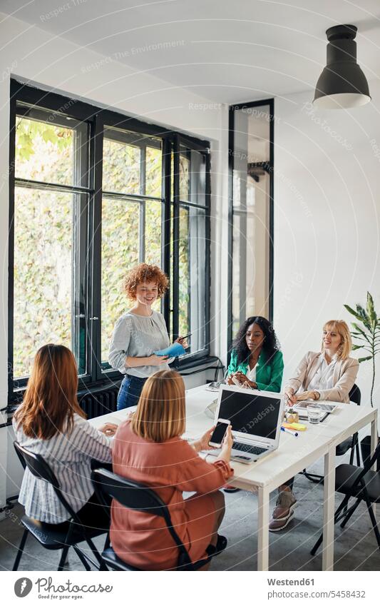 Geschäftsfrauen mit einer Sitzung im Amt Arbeitskollege Arbeitskollegen Kollege Job Berufe Berufstätigkeit Beschäftigung Jobs geschäftlich Geschäftsleben