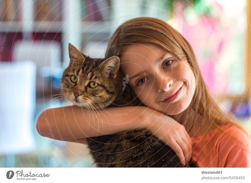 Porträt eines lächelnden Mädchens mit ihrer gestromten Katze Katzen Portrait Porträts Portraits getigert weiblich Haustier Haustiere Tier Tierwelt Tiere Kind