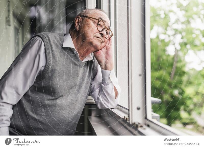 Porträt eines traurigen älteren Mannes, der aus dem Fenster schaut Leute Menschen People Person Personen Alleinstehende Alleinstehender Singles Unverheiratete