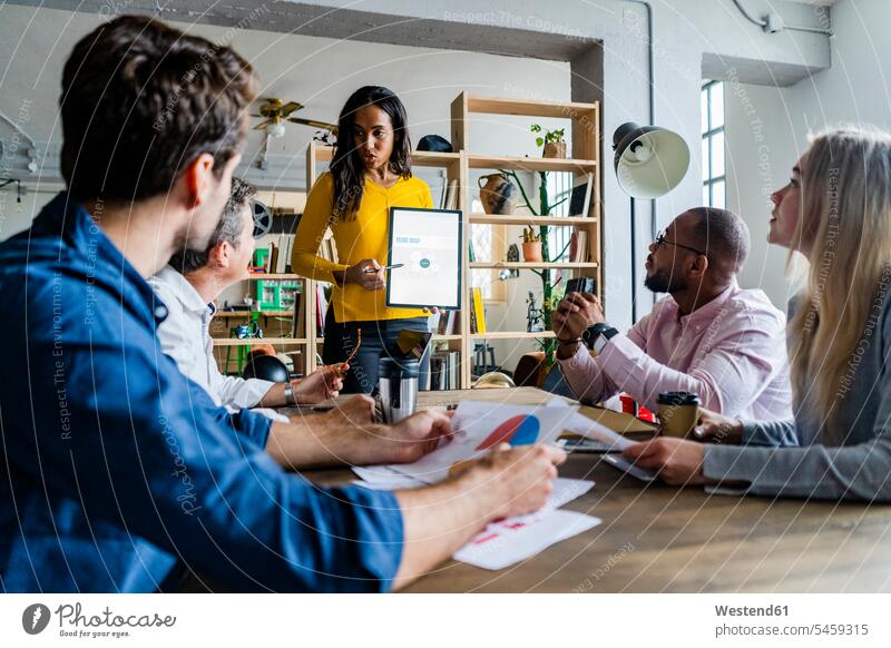 Geschäftsfrau führt eine Präsentation in Loft-Büro Meeting Business Meeting Geschäftsleben Geschäftswelt geschäftlich leiten führen leitend Lofts Office Büros