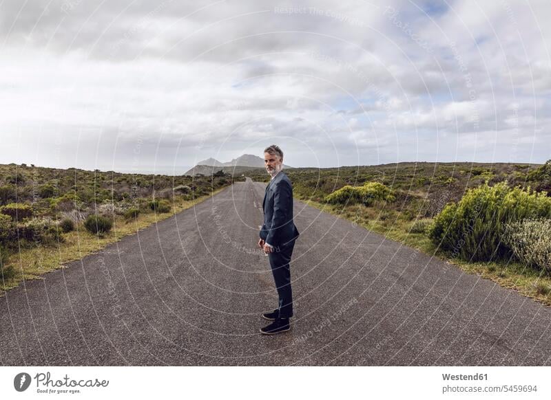 Geschäftsmann auf Landstraße, Cape Point, Westkap, Südafrika Leute Menschen People Person Personen Europäisch Kaukasier kaukasisch 1 Ein ein Mensch eine