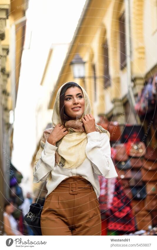Spanien, Granada, junge muslimische Touristin Frau trägt Hijab während der Besichtigung der Stadt Moslem Muslim Kopftuch Kopftücher Städtisches Motiv staedtisch