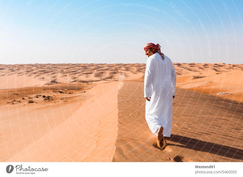 Beduinen beim Wandern in der Wüste, Wahiba Sands, Oman Kopftuch Kopftücher wolkenlos ohne Wolken Weite weit Kufiya Kefije Kafiya Kopfbedeckung Einheimische