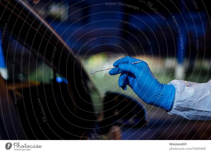 Arzt in Schutzkleidung, führt Virusabstrich-Test durch Job Berufe Berufstätigkeit Beschäftigung Jobs nachts hygienisch kontrollieren geschützt schützen