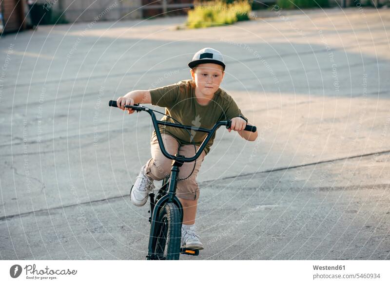 Junge reitet bmx Fahrrad Bikes Fahrräder Räder Rad Buben Knabe Jungen Knaben männlich BMX BMX-Raeder BMX-Räder bicycle moto-cross BMX-Rad Bicycle MotoCross