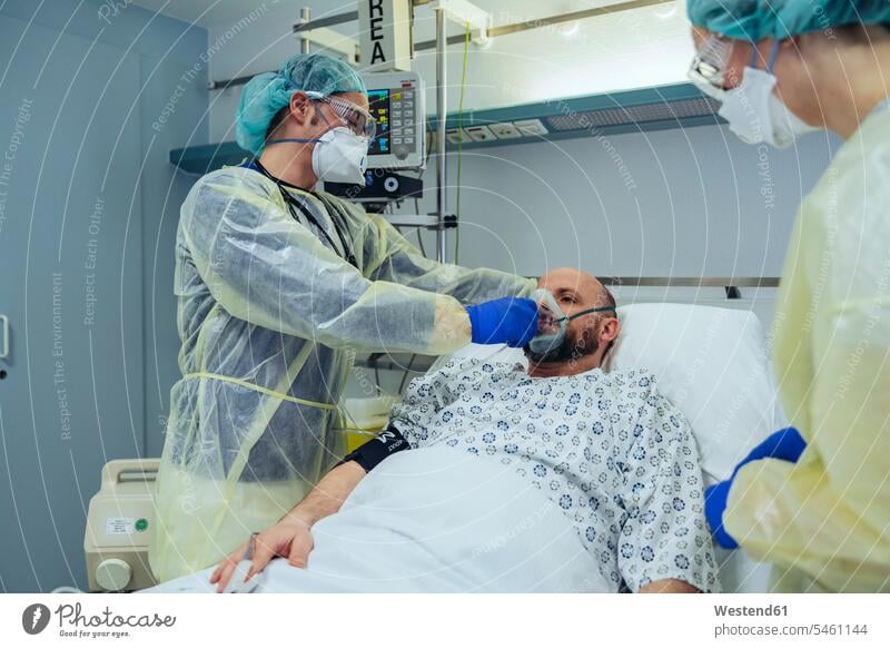 Ärzte, die Patienten auf der Notfallstation eines Krankenhauses mit Beatmungsgeräten versorgen Arbeitskollege Arbeitskollegen Kollege Gesundheit