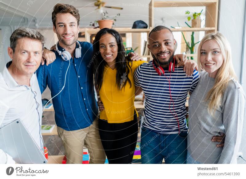 Porträt eines selbstbewussten Business-Teams, das in einem Loft-Büro steht Geschäftsleben Geschäftswelt geschäftlich Portrait Porträts Portraits Lofts stehen