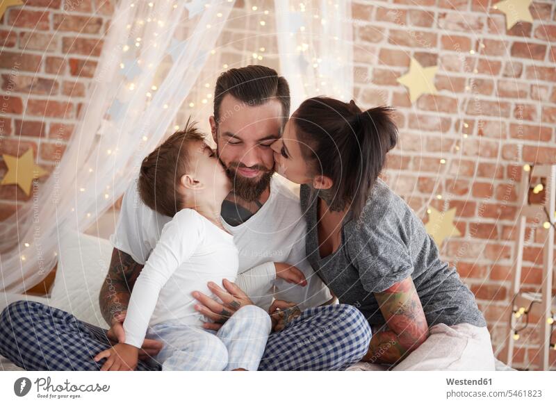 Glückliche Familie zur Weihnachtszeit im Bett Weihnachten Christmas X-Mas X mas Betten glücklich glücklich sein glücklichsein Familien Feste Festtag Festtage