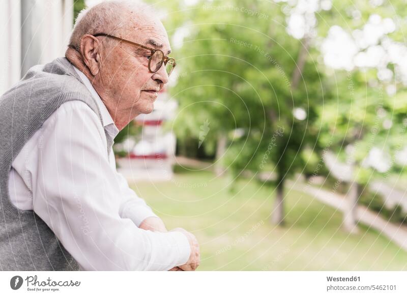 Älterer Mann auf dem Balkon schaut in die Ferne Leute Menschen People Person Personen Alleinstehende Alleinstehender Singles Unverheiratete Unverheirateter